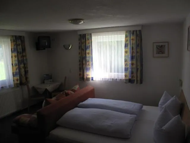 Haus Leo بيت ضيافة كابل